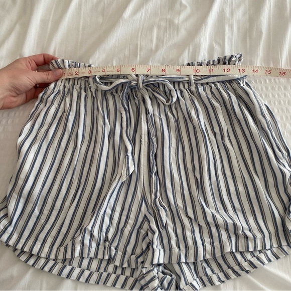 Hollister white and blue stripe paper bag shorts (lined w/ pockets) size Medium - Picture 8 of 13